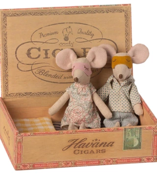 Maileg hračky /  Big myšky mama a ocko v krabičke od cigár Maileg 