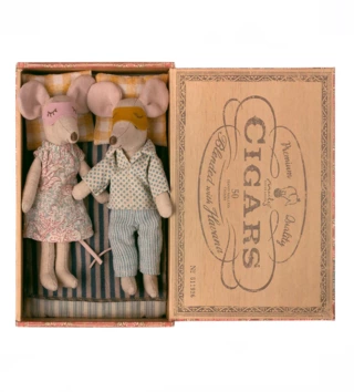 Maileg hračky /  Big myšky mama a ocko v krabičke od cigár Maileg 