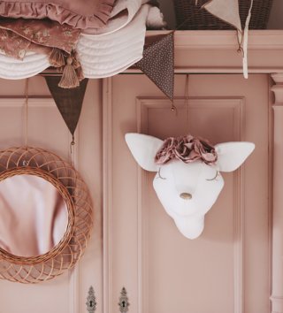 Závesné dekorácie /  Dekorácia na stenu do detskej izby srnka - púdrovo ružová 